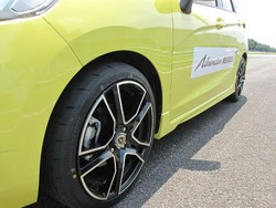 Bridgestone Adrenalin RE003, Menggigit di Trek Basah dan Kering