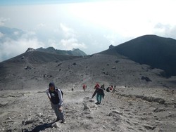Kerasnya Perjuangan Mencapai Puncak Merapi