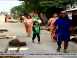 Korban Banjir di Indramayu Berebut Bantuan Makanan