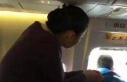 Daftar Kelakuan Turis Tiongkok yang Buka Pintu Darurat Pesawat