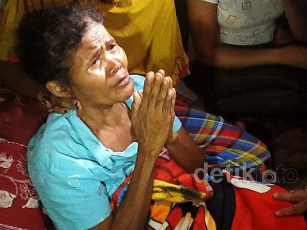 Tangisan Nenek Asyani Saat Dikunjungi Menteri Siti