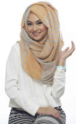 Tutorial Hijab dengan Scarf Panjang ala Si Cantik Nada Puspita