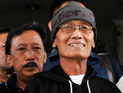 Istri Setia Dampingi Tessy Hadapi Sidang Kasus Narkoba