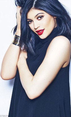 Kylie Jenner Pamer Gelang Cartier Mencapai Harga Rp 700 Jutaan