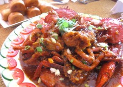 Nikmatnya Menyantap Singapore Chilli Crab Malam Ini