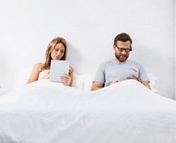 Duh, Keranjingan Smartphone Berpotensi Rusak Kehidupan Seks