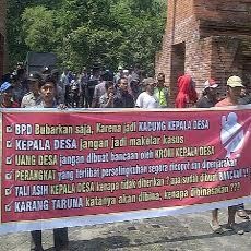Demo Warga Tuntut Dana Tali Asih Dibagikan Diwarnai Caci Maki
