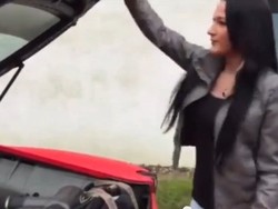 Salah Taruh di Mesin Mobil Ferrari,Tas Wanita Cantik Ini Terbakar
