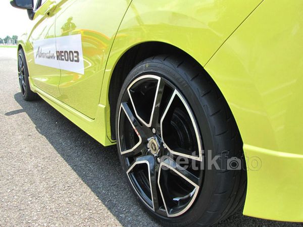 Menjajal Gigitan Ban Sport Bridgestone