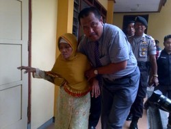Belum Pulih dari Sakit, Nenek Asyani Tetap Hadiri Persidangan
