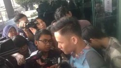 Aktor Choky Sitohang Jenguk Tersangka Innospec di Rutan Guntur