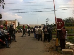 Perlintasan KA Rawa Buaya Akhirnya Dipasang Palang Manual