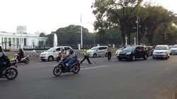 Polisi Sisir Ranjau Paku di Depan Istana Merdeka