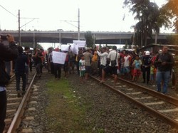 Warga Sekitar Perlintasan KA di Rawabuaya Demo Minta Palang Pintu