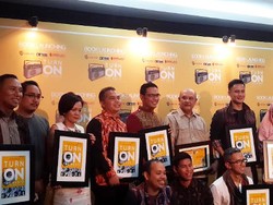 Turn on the Radio, Kisah Sukses 12 Penyiar Radio