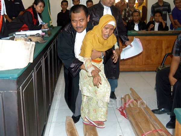 Nenek Asyani Protes Barbuk dari Jaksa