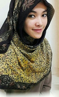 Foto: Gaya Busana Simpel dengan Ragam Kreasi Jilbab ala Fitri Arifin