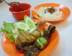 Nasi Uduk Pak Jhon: Puasnya Menyantap Ayam dan Pete Goreng Plus Sambal Terasi yang Segar