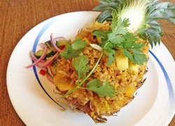 Tom Yam Goong dan Jajanan Kaki Lima Thailand Disajikan Asia Restaurant