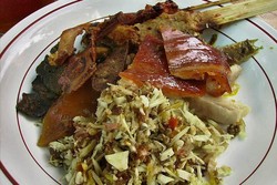 Daging Kuwir dan Ayam, Paling Enak Diracik Menjadi Lawar