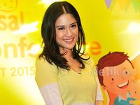 Pretty Mom! Manisnya Senyuman Dian Sastro