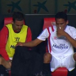 Pesepakbola Ini Buang Air Kecil Sambil Duduk di Bench, Rekan Setimnya Ikut Bantu