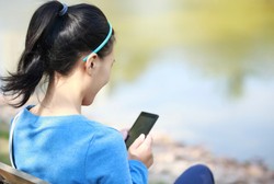 Selain Cedera Leher Karena Text Neck, Waspadai Juga iPad Neck