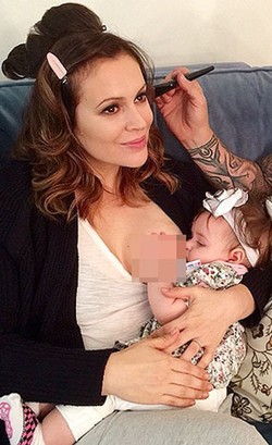 5 Selebriti yang Menyusui Bayi Sambil Make-up