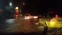 Hujan Besar Disertai Petir Landa Jakarta Malam Ini