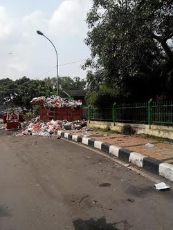 Lokasi Penampungan Sampah di Alun-alun Kota Bekasi Ini Tak Elok Dilihat dan Bau