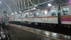 Rel di Tebet Terendam, Commuter Line Terganggu