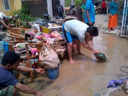 Sungai Meluap, Puluhan Rumah di Semarang Diterjang Lumpur