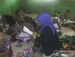 Siswa SD di Subang ini Tetap Semangat Meski Belajar Lesehan di Kelas