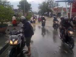 Luapan Sungai Kanal Banjir Timur Semarang Rendam Jalur Pantura Luapan Sungai Kanal Banjir Timur Semarang Rendam Jalur Pantura