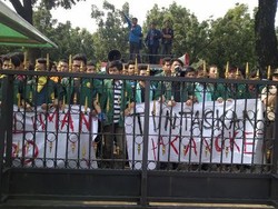 Puluhan Mahasiswa Demo Dukung Hak Angket di Balai Kota DKI dan Teriak Serang Ahok