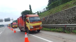 Buka Tutup Truk di Tol JORR Urai Kemacetan, Ini Kata Para Sopir