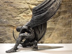 Hiii! Patung Kawat Bersayap Ini Seperti Hidup