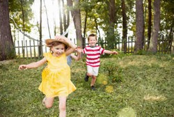 Bisa Dapat Vitamin D, Tidak Apa-apa Kok si Kecil Main di Luar Rumah