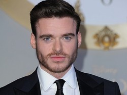 Mata Biru Richard Madden Picu Kontroversi