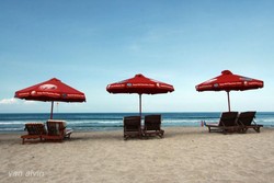 Pantai Kuta di Bali, Tak Cuma Turis Berbikini Seksi