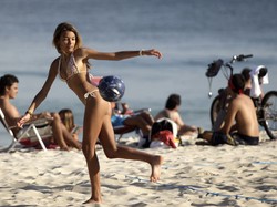 8 Pantai Tempat Liburan Favorit Seleb Hollywood (1)