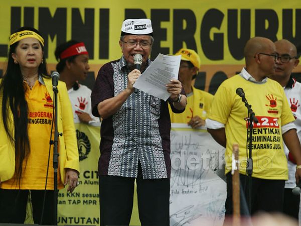 Butet dan Taufik Ismail Orasi di UI