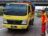 Buka Tutup Truk di Tol JORR Bikin Jalanan Lancar