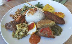 Sedang di Bali? Yuk, Cicipi Nasi Campur yang Sedap Ini