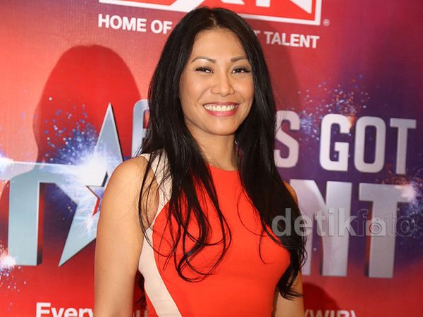 Kenakan Dress Merah Ketat, Anggun C Sasmi Hot Banget