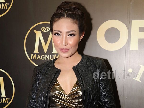 Berbaju Belahan Dada Rendah, Ayu Dewi Tak Kalah Seksi dari Manohara