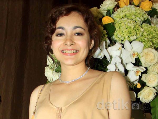 Dewi Rezer Tetap Singset di Usia 34