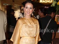 Pretty in Gold, Julie Estelle