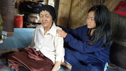 Gadis 14 Tahun Ini Tinggal di Gubuk Tua Bersama Ayah dan Neneknya yang Sakit