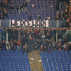 Performa Buruk, Para Pemain Roma Didamprat Tifosi